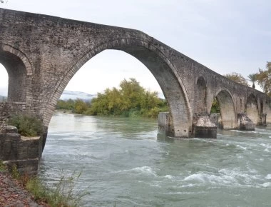 «Ολημερίς το χτίζανε, το βράδυ εγκρεμιζόταν» - Πώς το γεφύρι της Άρτας έγινε συνώνυμο του ακατόρθωτου